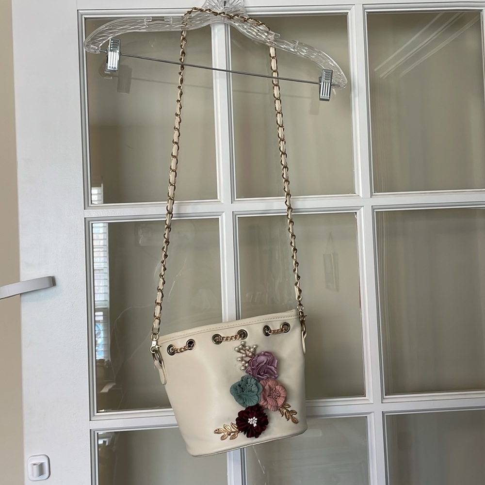 Floral accent purse. - Picture 3 of 5